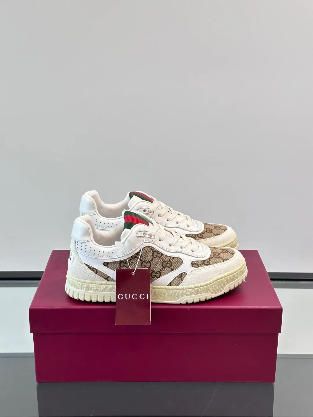 Men's Men's Shoes 💰480 [New Style] 🦨🦨Gucci 𝐆𝐮𝐜𝐜𝐢 𝐑𝐞-𝐖𝐞𝐛 As a sneaker created by Sabato De Sarno for Gucci, the Re-Web series reinterprets the brand's classic stripes, with bold and unique details to set off a modern silhouette design. These shoes are crafted from white leather. This new sneaker is ingeniously decorated with many of the brand's classic details, and is equipped with a bright red and green webbing tongue, which will make people fall in love at first sight. White leather has been specially treated to be soft and shiny, with an embossed grained texture. Script Gucci logo and Interlocking G web label with Interlocking G and script Gucci logo. Rubber outsole with Interlocking G detail eyelets. Web tongue. Size: Female 35-40 (Female 41, 42 customized). Male 38-44 (45, 46 customized)